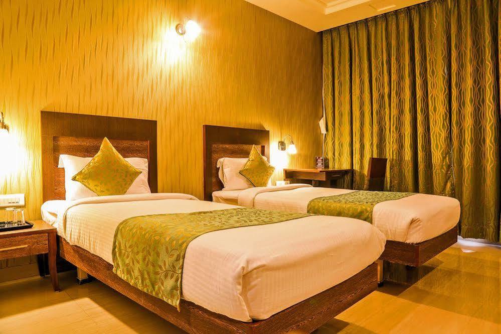 Hotel Tourist International ปูเน่ ภายนอก รูปภาพ